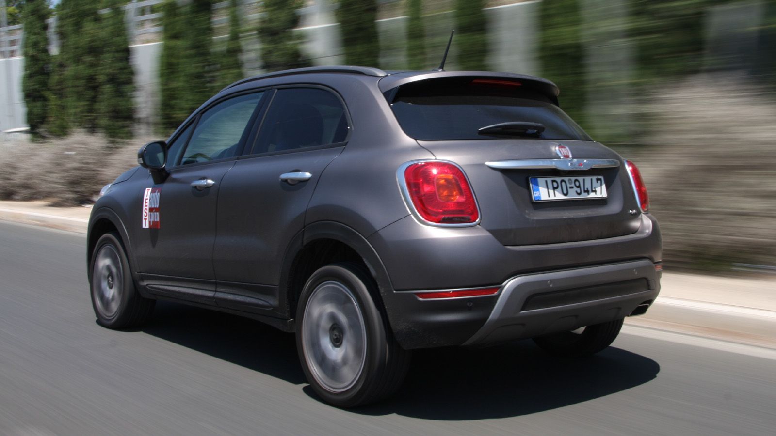 Το 500Χ αντιστέκεται σθεναρά στην υποστροφή με τους τροχούς των 18 ιντσών να βοηθούν στο κράτημα, αλλά και να ταλαιπωρούν παραπάνω στις ανωμαλίες σε κ